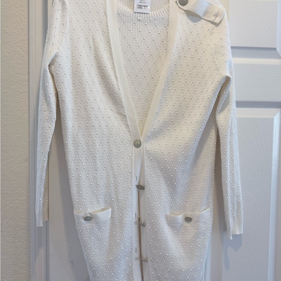 CHANEL Elegant Cream Cardigan Set - Picture 14 of 16